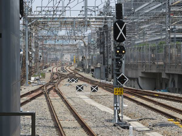 東京駅東海道線ホーム上野方。速度制限標識が黒いビニールに隠蔽された状態で設置された。