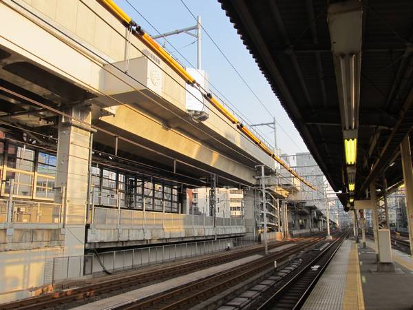 神田駅付近で東北新幹線の上に建設された上野東京ラインの高架橋
