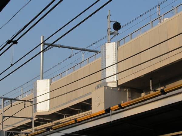 縦貫線の高架橋上に設置された中継信号機