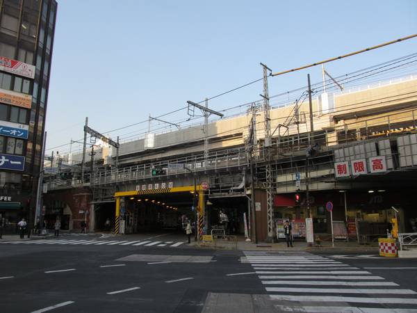 神田駅の下を通る昭和通りから工事が完了した高架橋を見る。