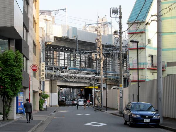 神田～秋葉原間の重層高架。架線の設置が完了した。