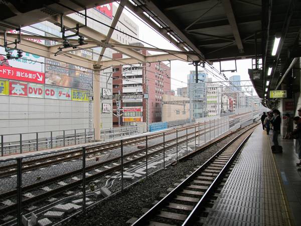 秋葉原駅ホーム東京寄りから見た縦貫線の高架橋。消音バラストが散布され、架線も設置済。