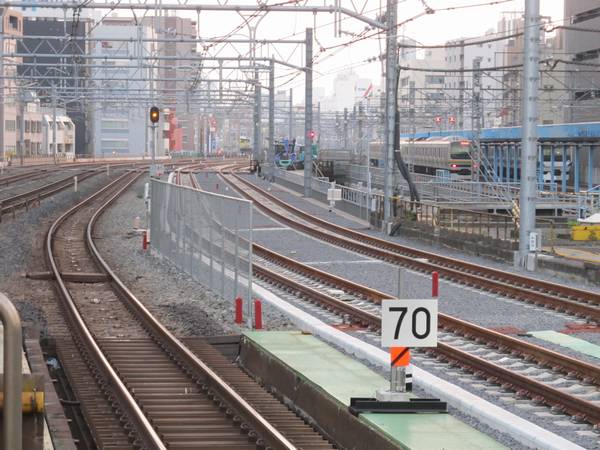 秋葉原駅ホーム端から上野方面を見る。やはり急カーブが続く。