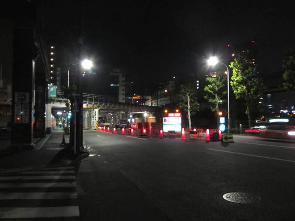 東京～神田間で交差する外堀通り。中央分離帯の一部を占用して騒音測定が行われた。