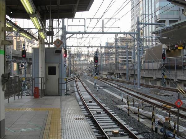 東京駅ホーム端から上野方面を見る