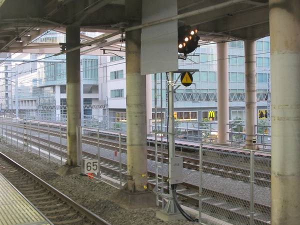秋葉原駅脇に設置された下り線中継信号機と速度制限標識。