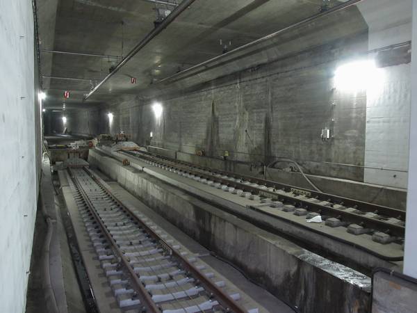 豊洲駅の内側2線の終端側。車止めの先のトンネルは住吉方面に向かってカーブしている。