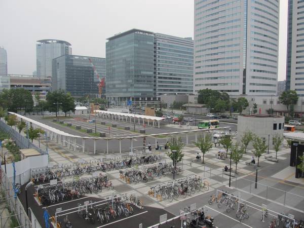豊洲駅前広場。現在は地下駐輪場の工事のため閉鎖中。