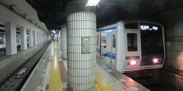 地下鉄8号線用スペースにも線路が敷設された豊洲駅