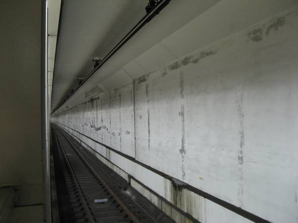 半蔵門線住吉駅は上下2層構造になっており、地下鉄8号線用の線路は留置線として使用中。