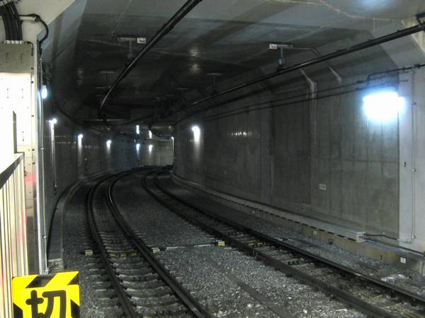 押上駅2・3番線の終端側は地下鉄8・11号線延伸に備えて下り勾配となっている。