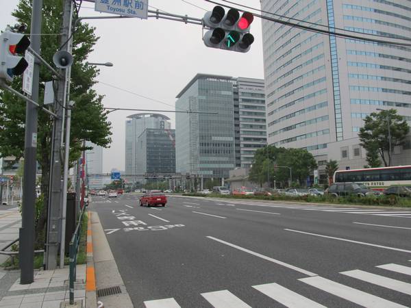 豊洲駅の真上を通る晴海通り。駅改良工事の終了により路面舗装や中央分離帯は原状に復旧された。